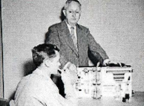 Protoplasta dzisiejszego alkomatu wraz z jego wynalazcą